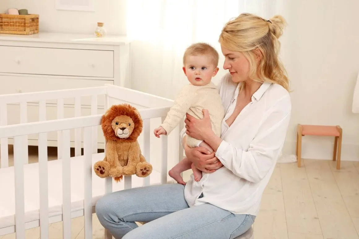 Cloud b Louis Lion Smart Sensor White Noise Plush