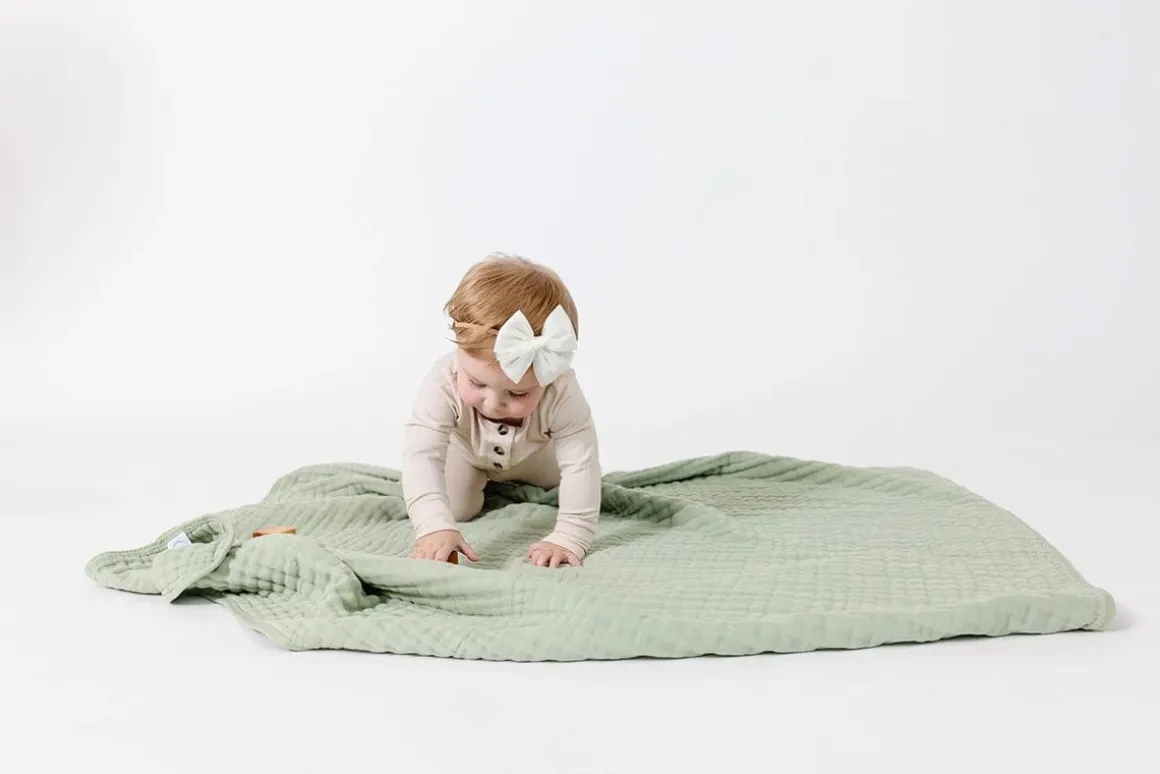 Lou Lou & Company Cloud Muslin Quilt - Sage, Large
