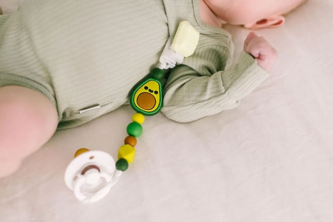 Loulou Lollipop Darling Pacifier Clip - Avocado