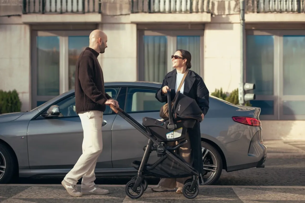 Nuna SWIV + PIPA urbn Travel System Bundle - Caviar / Chocolate