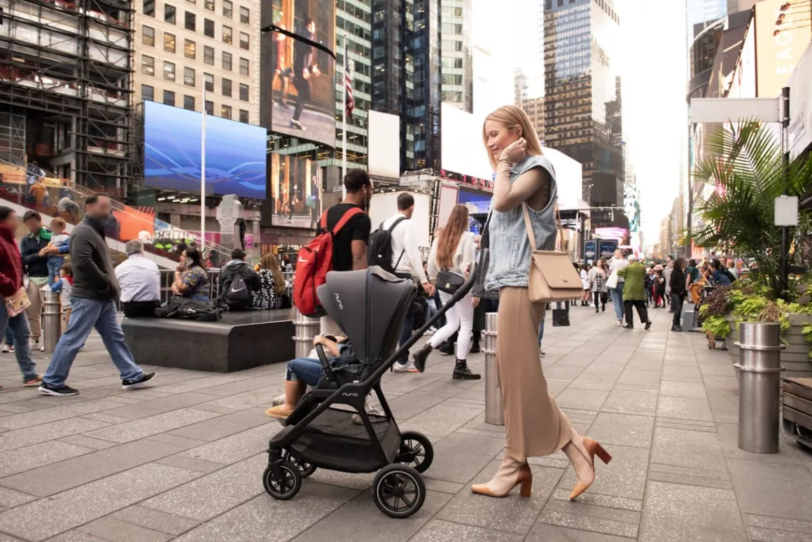 Nuna TRIV Next Compact Stroller - Caviar / Chocolate