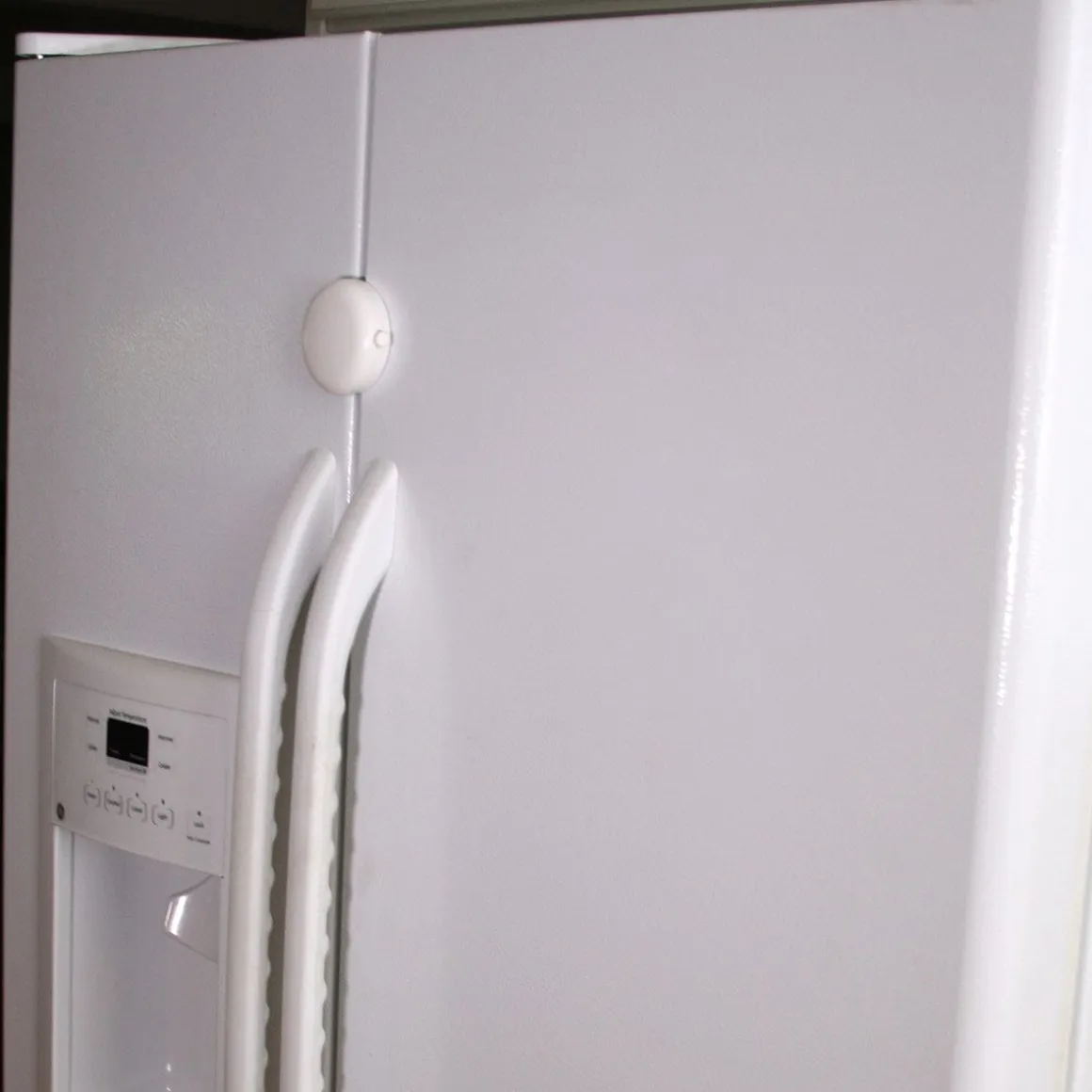 Qdos Adhesive Fridge/Freezer Lock - White