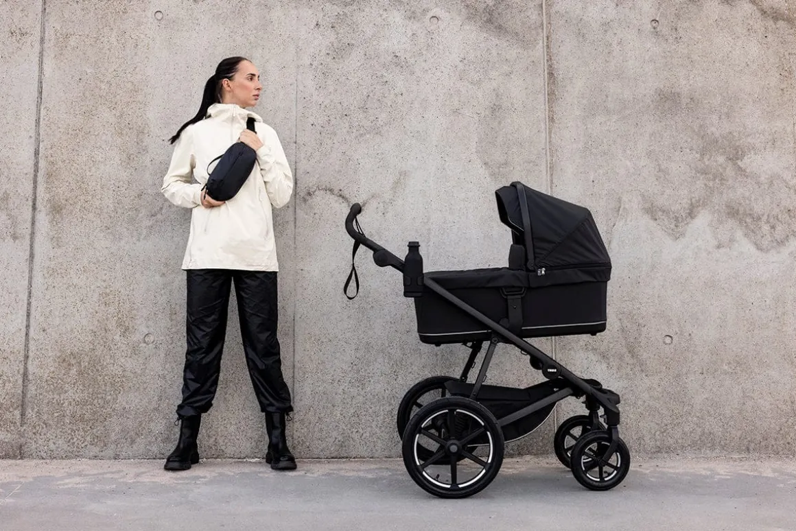 Thule Urban Glide 4-Wheel All-Terrain Stroller with NON-Magnetic Buckle + Bassinet Bundle - Black