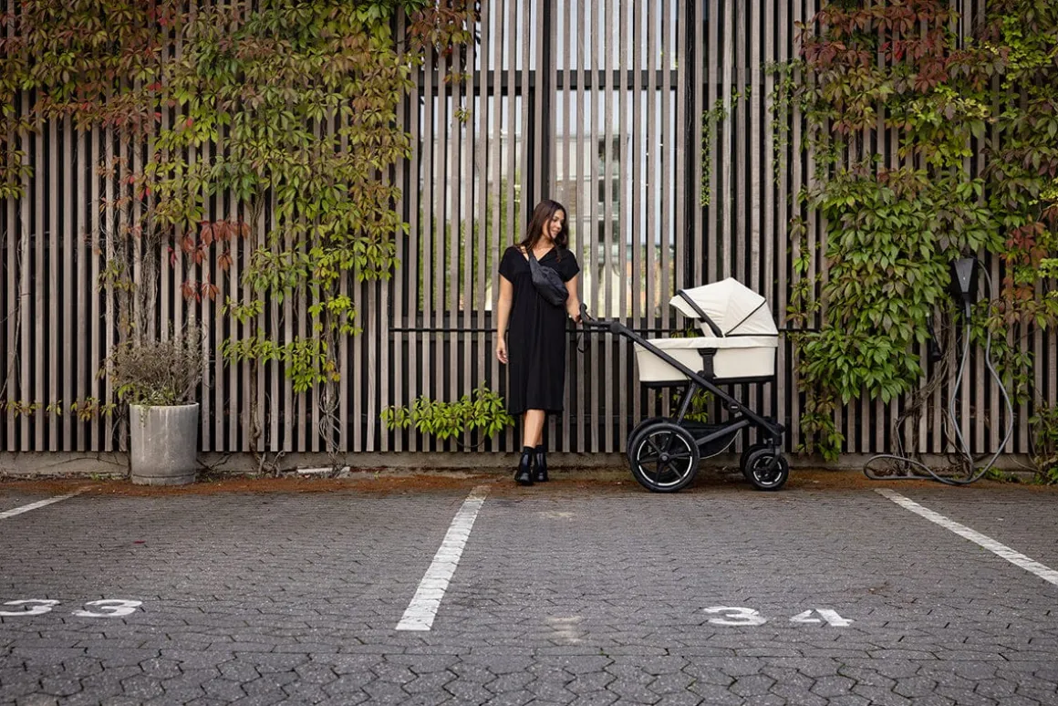 Thule Urban Glide 4-Wheel All-Terrain Stroller with NON-Magnetic Buckle + Bassinet Bundle - Soft Beige