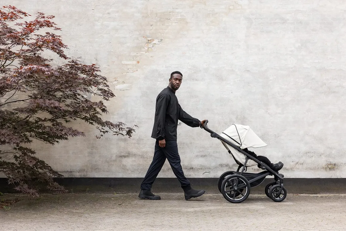 Thule Urban Glide 4-Wheel All-Terrain Stroller with NON-Magnetic Buckle - Soft Beige